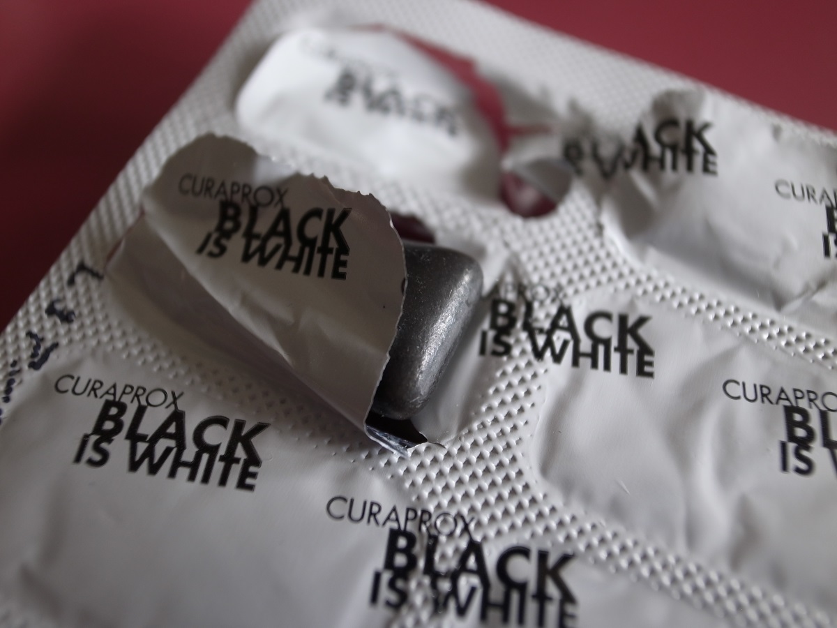 Black is White Chewing Gum von Curaprox